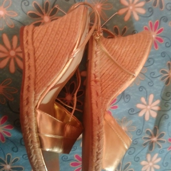 Mossimo gold tone wedge sz 9 shoes - Picture 2 of 4